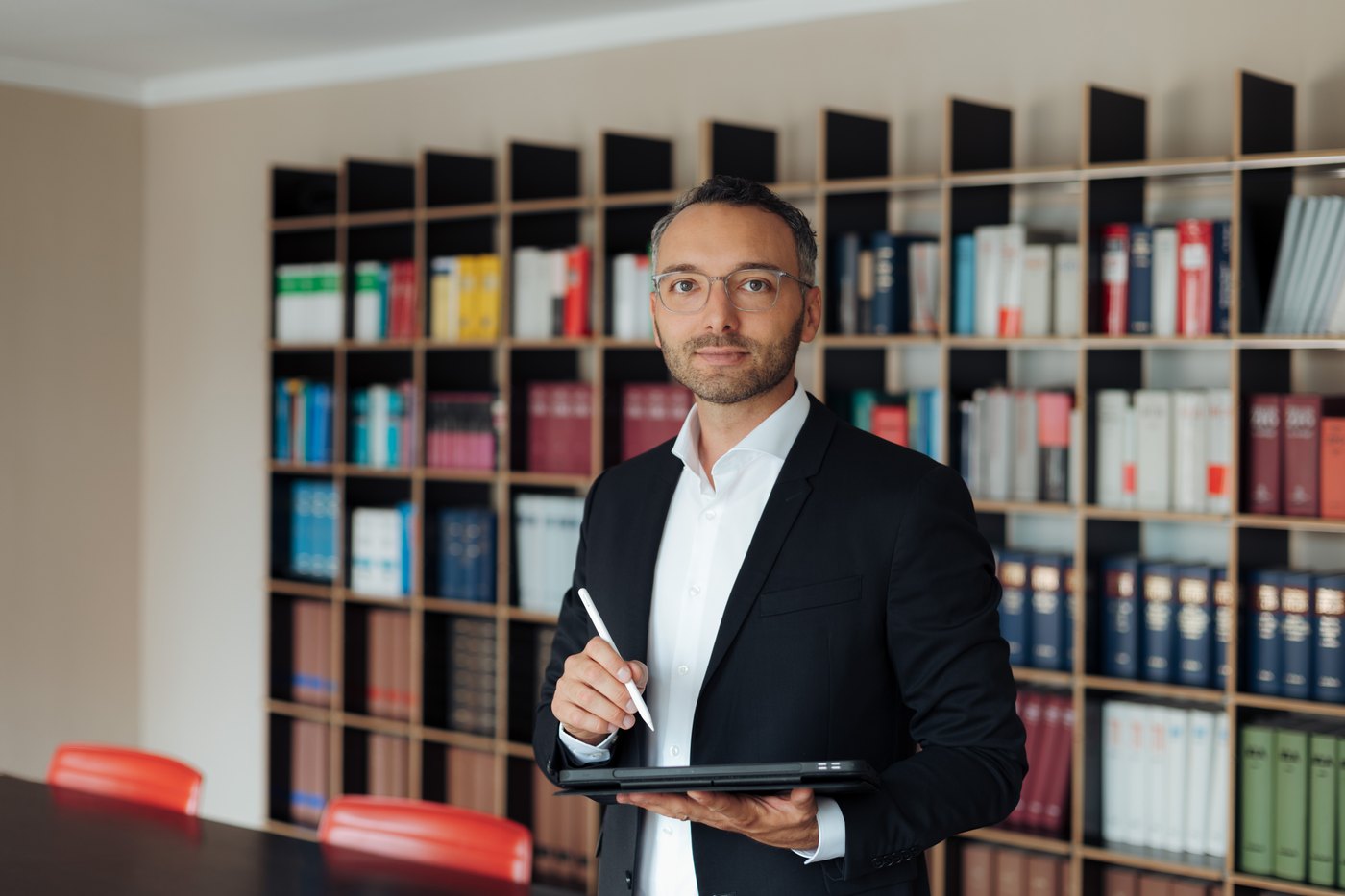 Benjamin Fenzl, Steuerberater für Lexware-Office-Nutzer, mit Tablet in der Kanzlei in Augsburg