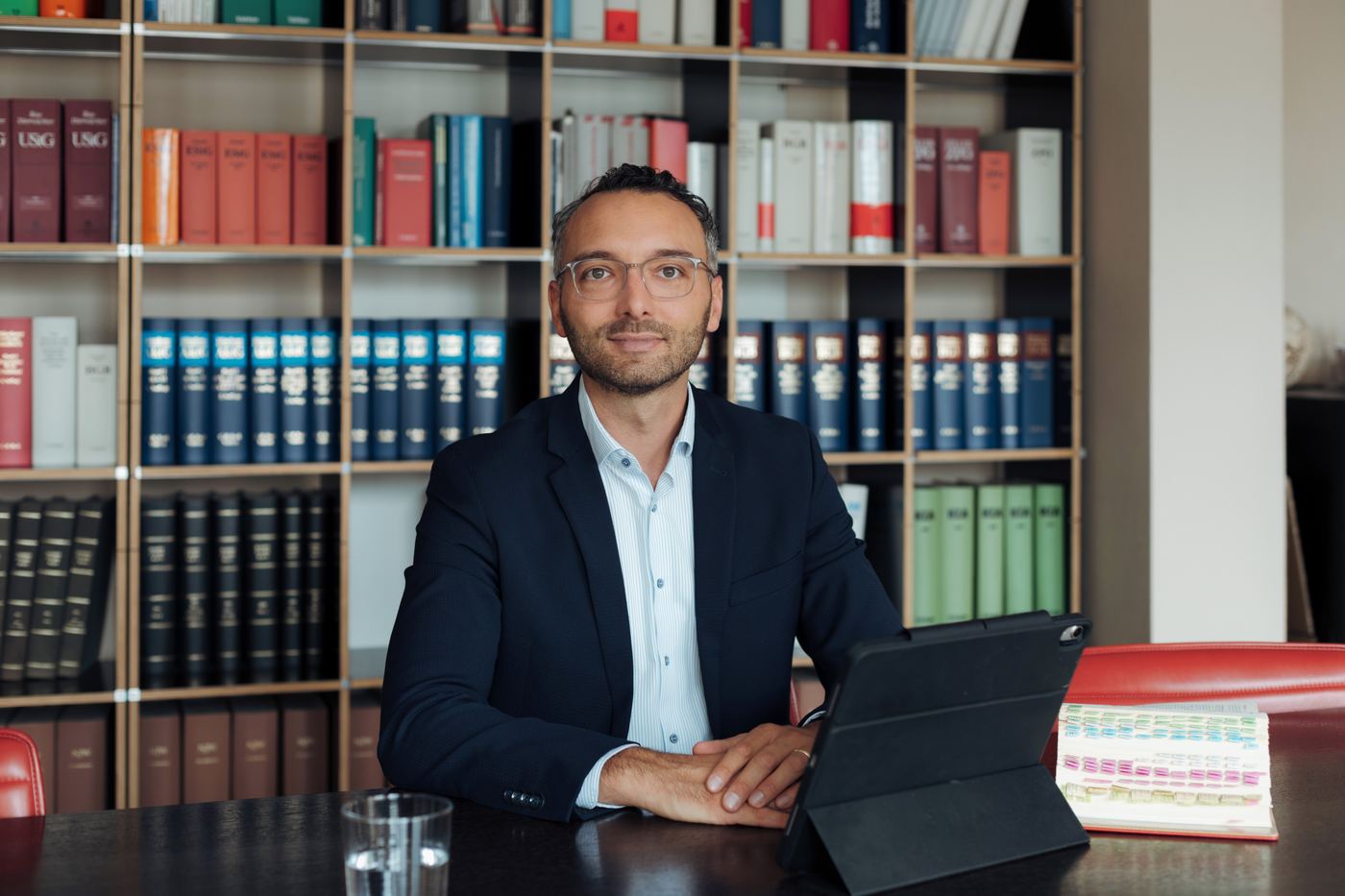Benjamin Fenzl, Steuerberater für Immobiliengesellschaften, in der Kanzleibibliothek